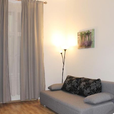 Modern Apartment Ve Smeckach 28 براغ المظهر الخارجي الصورة